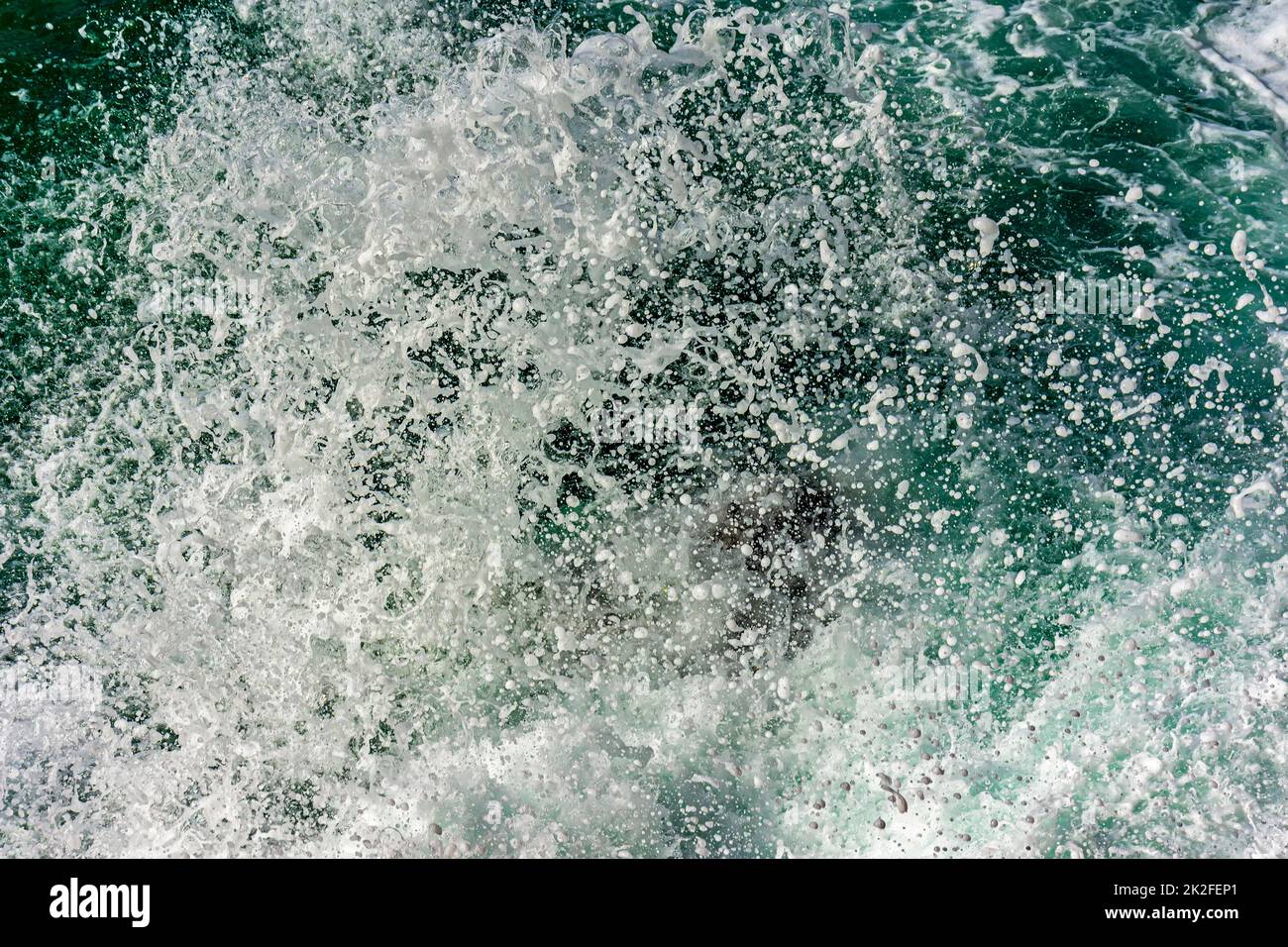 Consistenza di gocce d'acqua di mare che spruzzano nell'aria Foto Stock