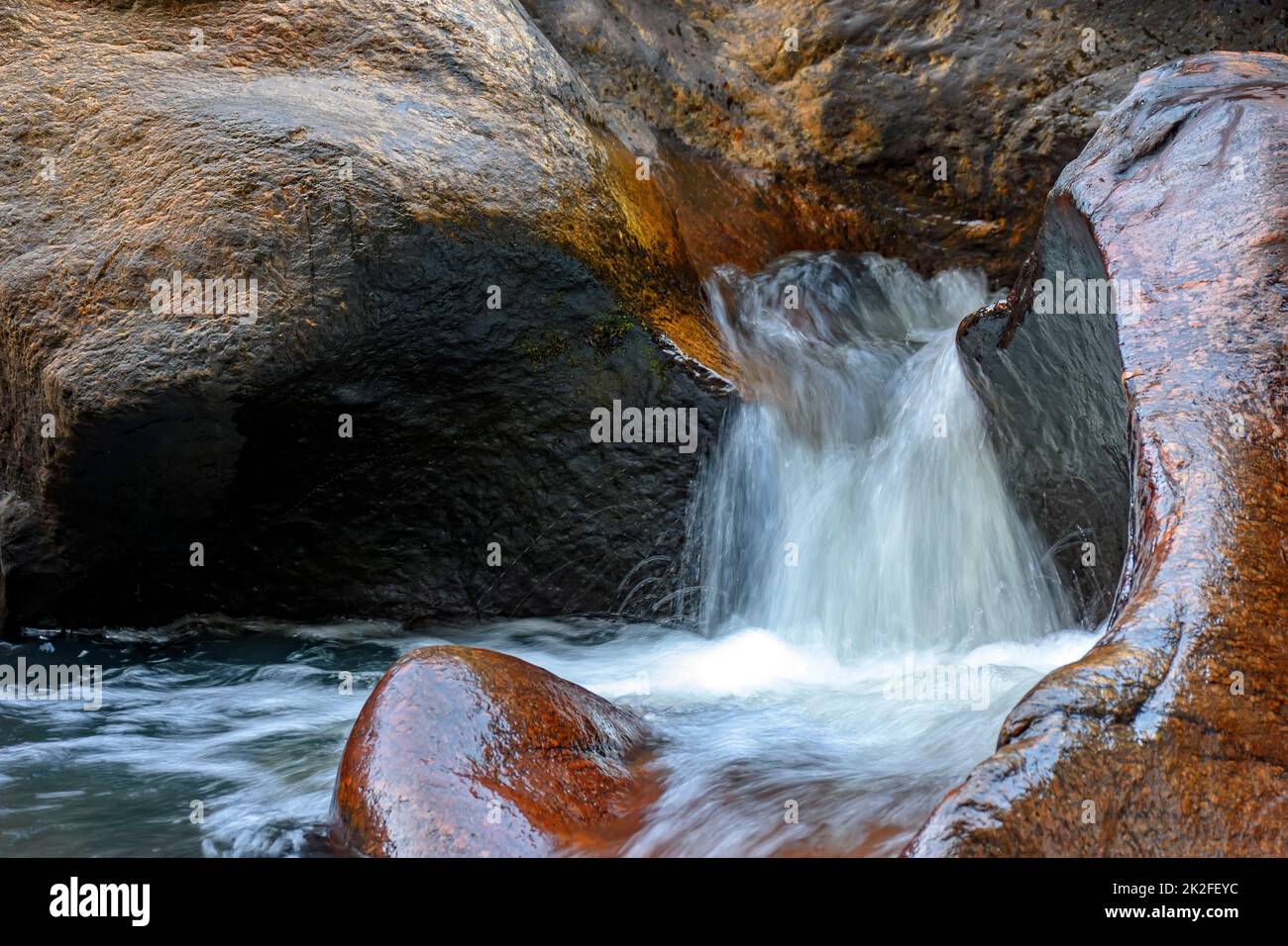 Piccolo torrente con acque che scorrono attraverso le rocce Foto Stock