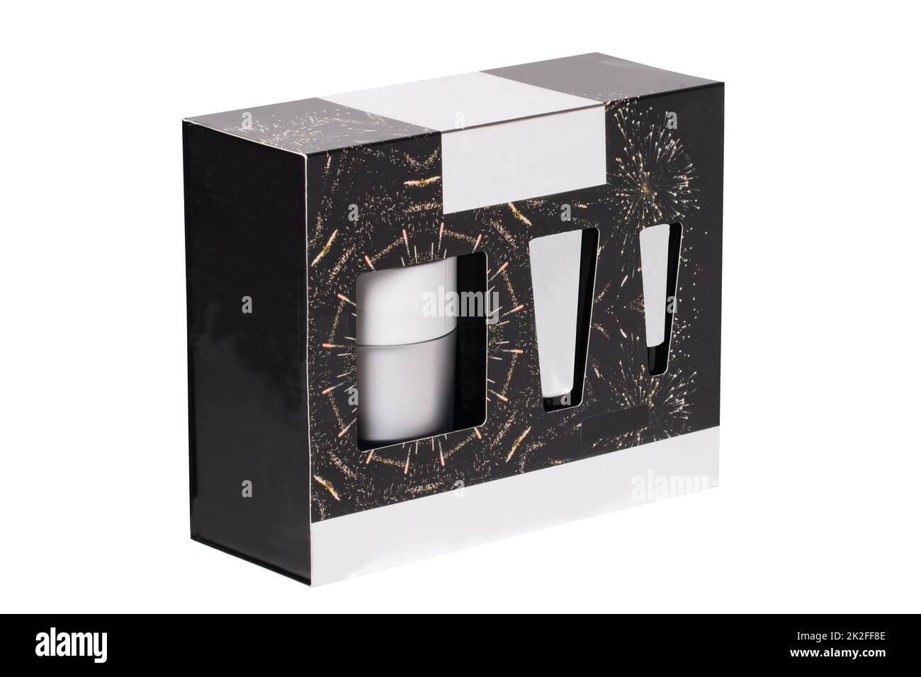 Primo piano di una scatola decorativa nera cosmetica o scatola regalo con tubi bianchi e contenitori senza etichette isolati su sfondo bianco. Macro. Foto Stock