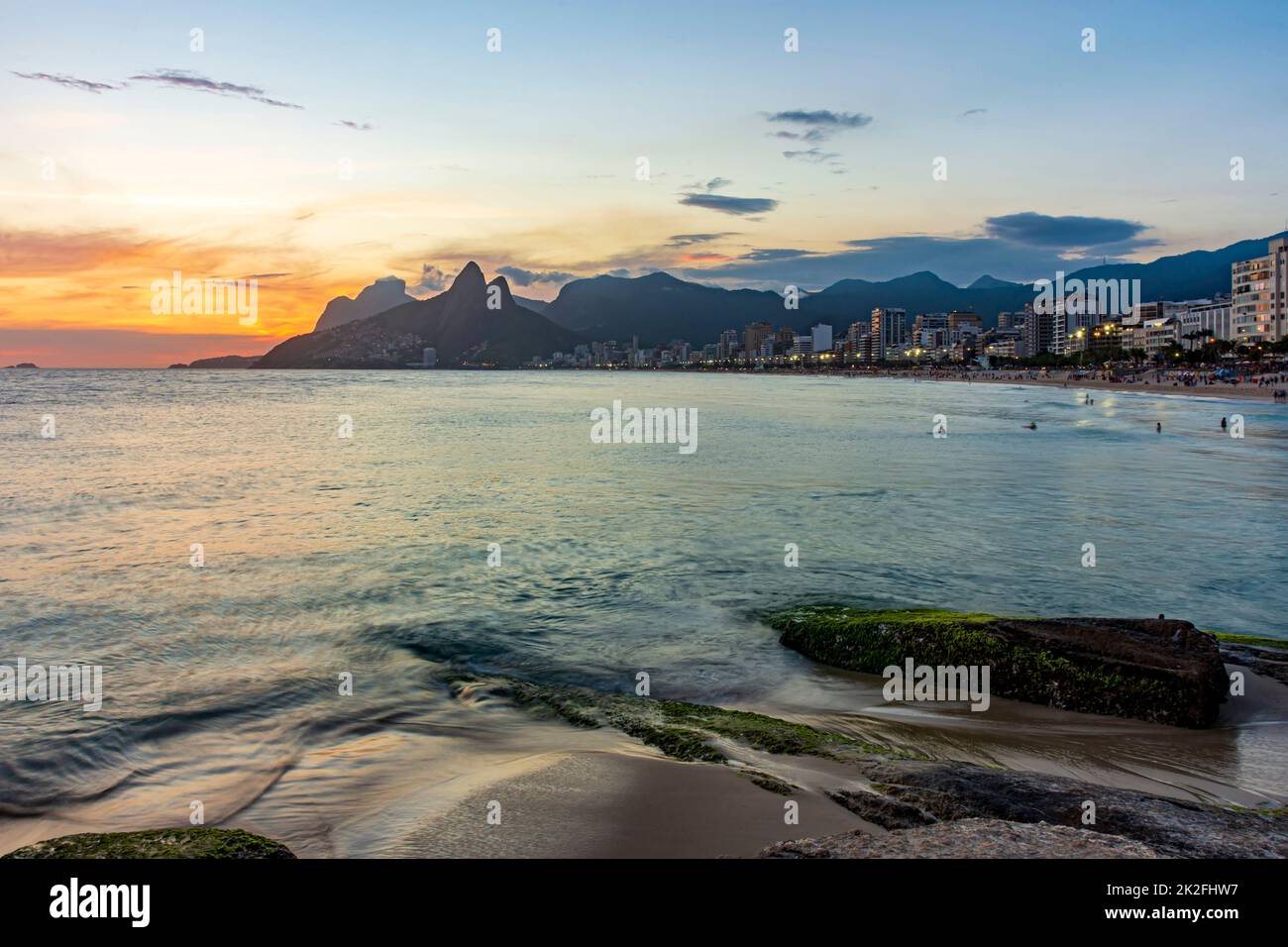 Bellissimo tramonto dietro le montagne e il mare Foto Stock