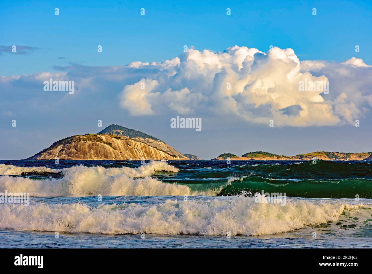Isole Cagarras, le onde a Ipanema beach Foto Stock