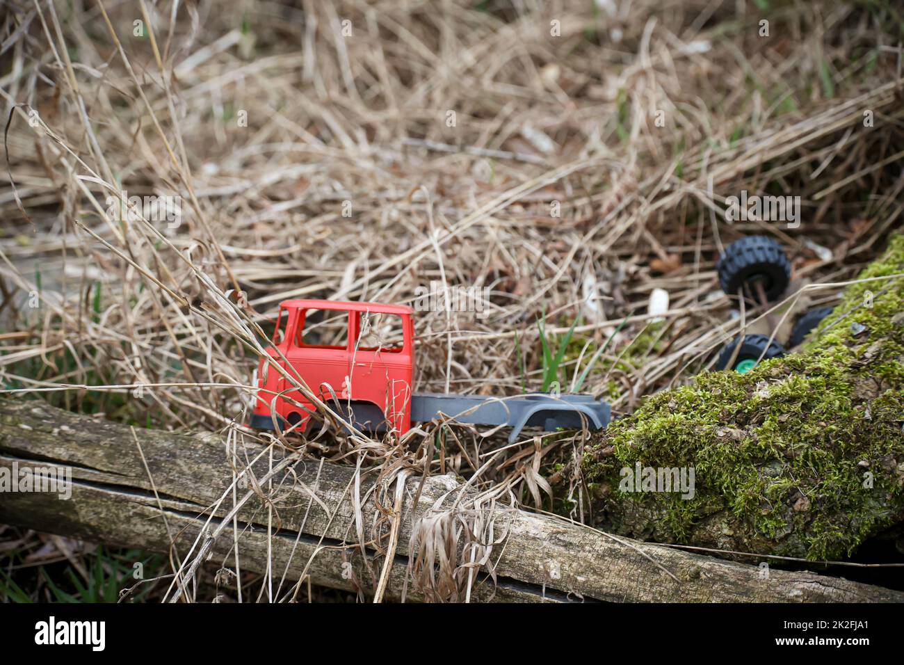 Una vecchia auto gettata via, auto giocattolo in natura, probabilmente di origine russa. Foto Stock