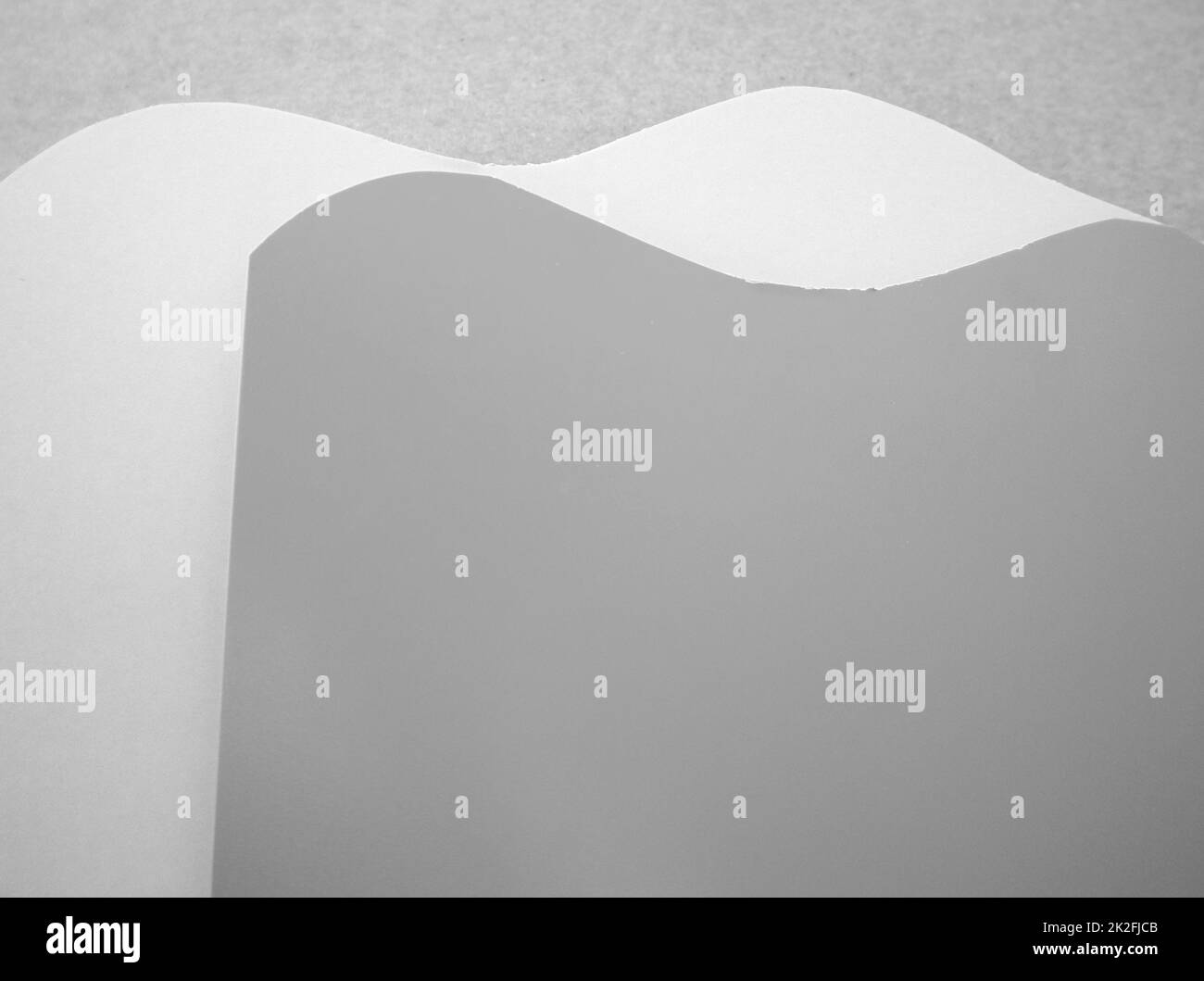 Arte concettuale del disegno artigianale della carta, montagne, colline, onde. Ritaglio fatto in casa di carta colorata, modello, posizione per testo, bianco e nero Foto Stock
