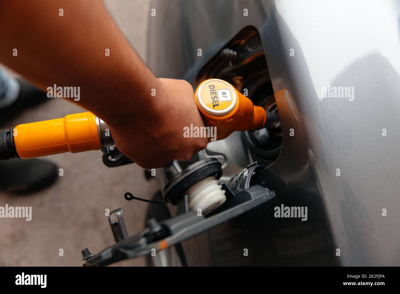 Manuale uomo rifornimento e rifornimento di combustibile di benzina di petrolio alla stazione. Pompare benzina combustibile in automobile a stazione di benzina. Foto Stock