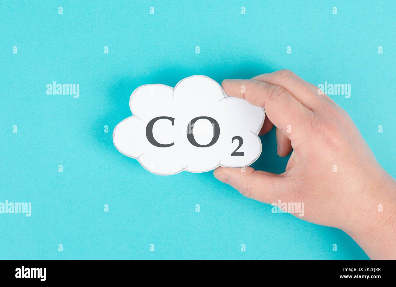 La mano nuvola con la parola CO 2, emissioni di anidride carbonica, problemi ambientali, inquinamento atmosferico Foto Stock