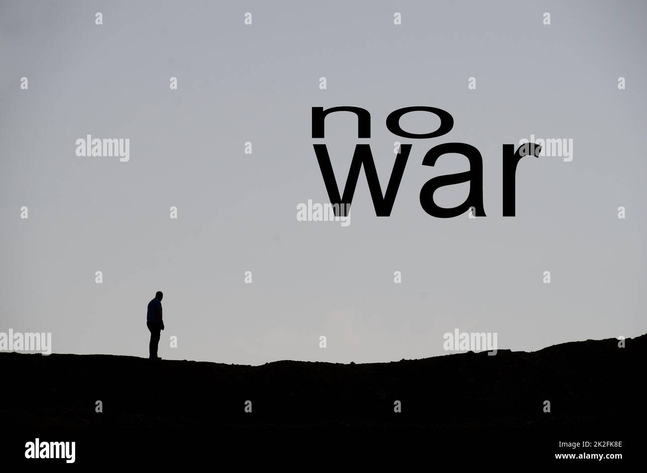 nessun uomo di guerra nero su una collina in lettere nere Foto Stock