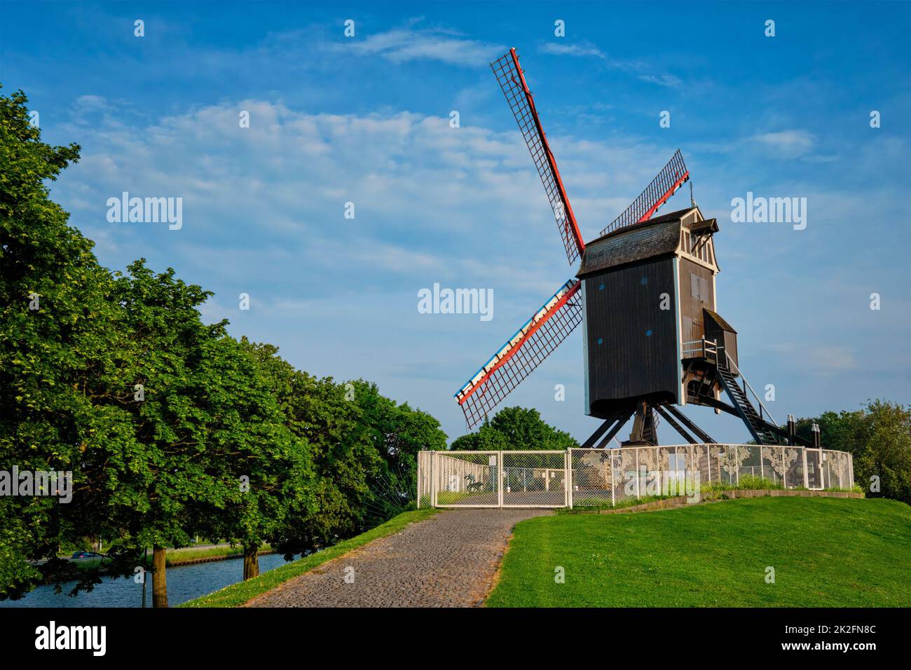 Sint-Janshuismolen mulino a vento Sint-Janshuis a Bruges al tramonto, Belgio Foto Stock