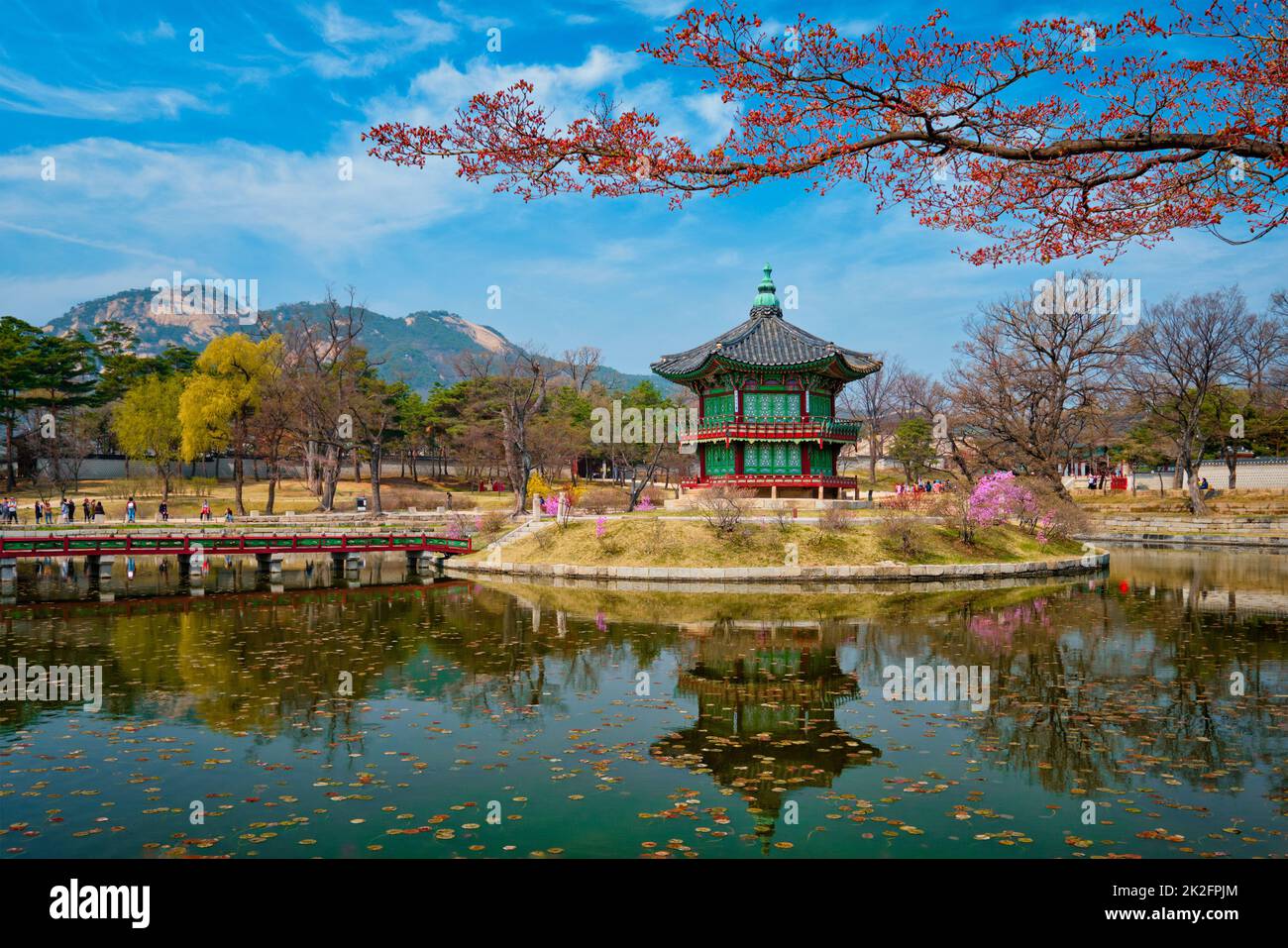 Hyangwonjeong Pavilion, il Palazzo Gyeongbokgung, Seoul, Corea del Sud Foto Stock