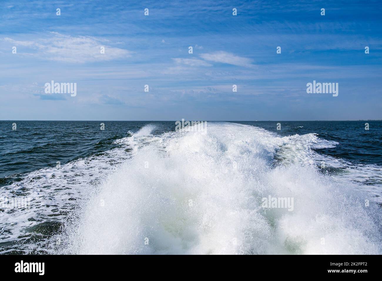 Stern onda di una nave sul Mare del Nord Foto Stock