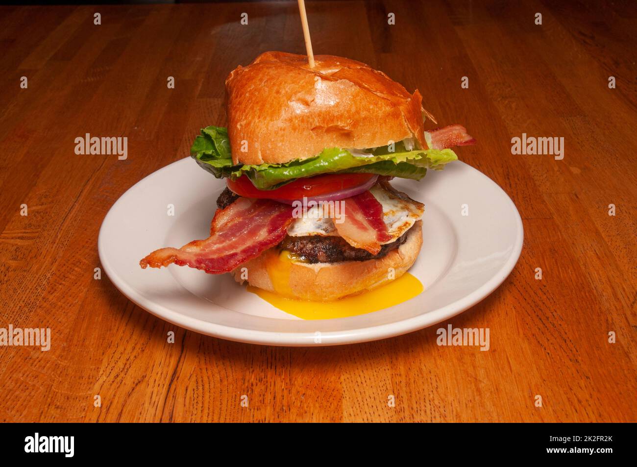 Cheeseburger di pancetta su un Bun Foto Stock