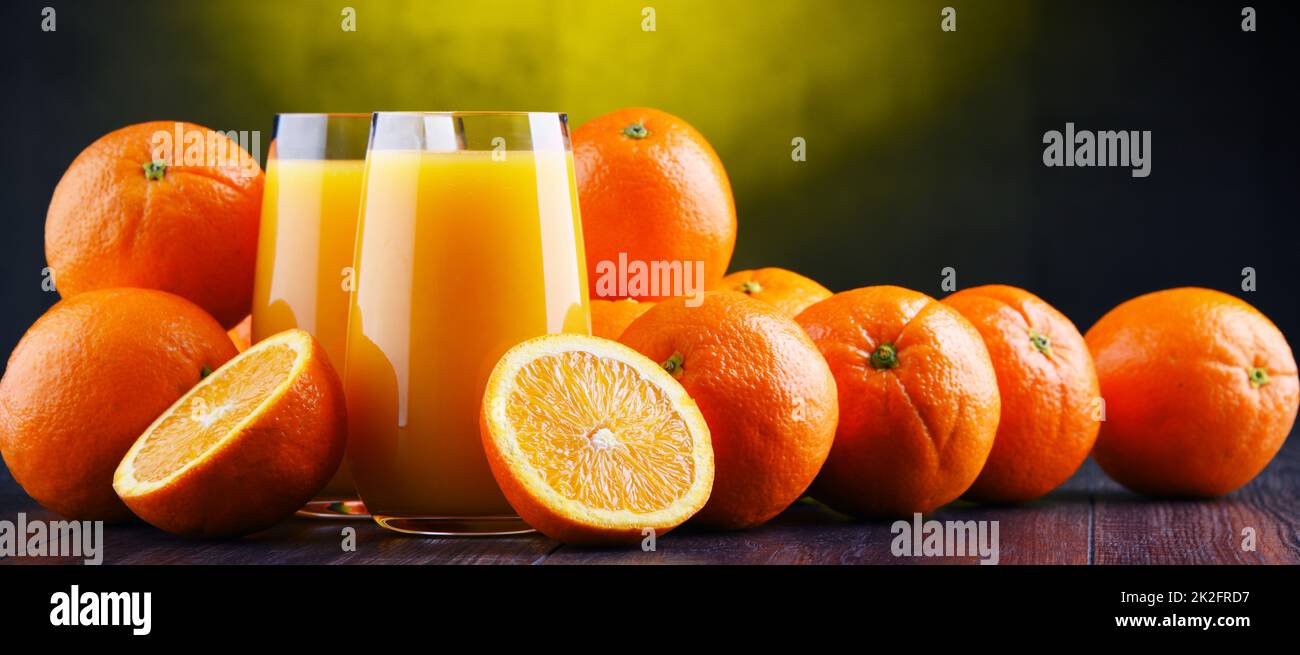 Bicchieri con succo d'arancia appena spremuto Foto Stock
