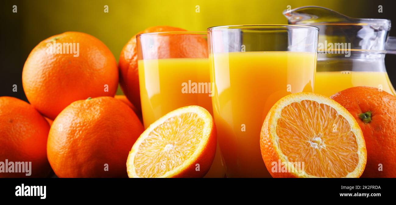 Bicchieri con succo d'arancia appena spremuto Foto Stock