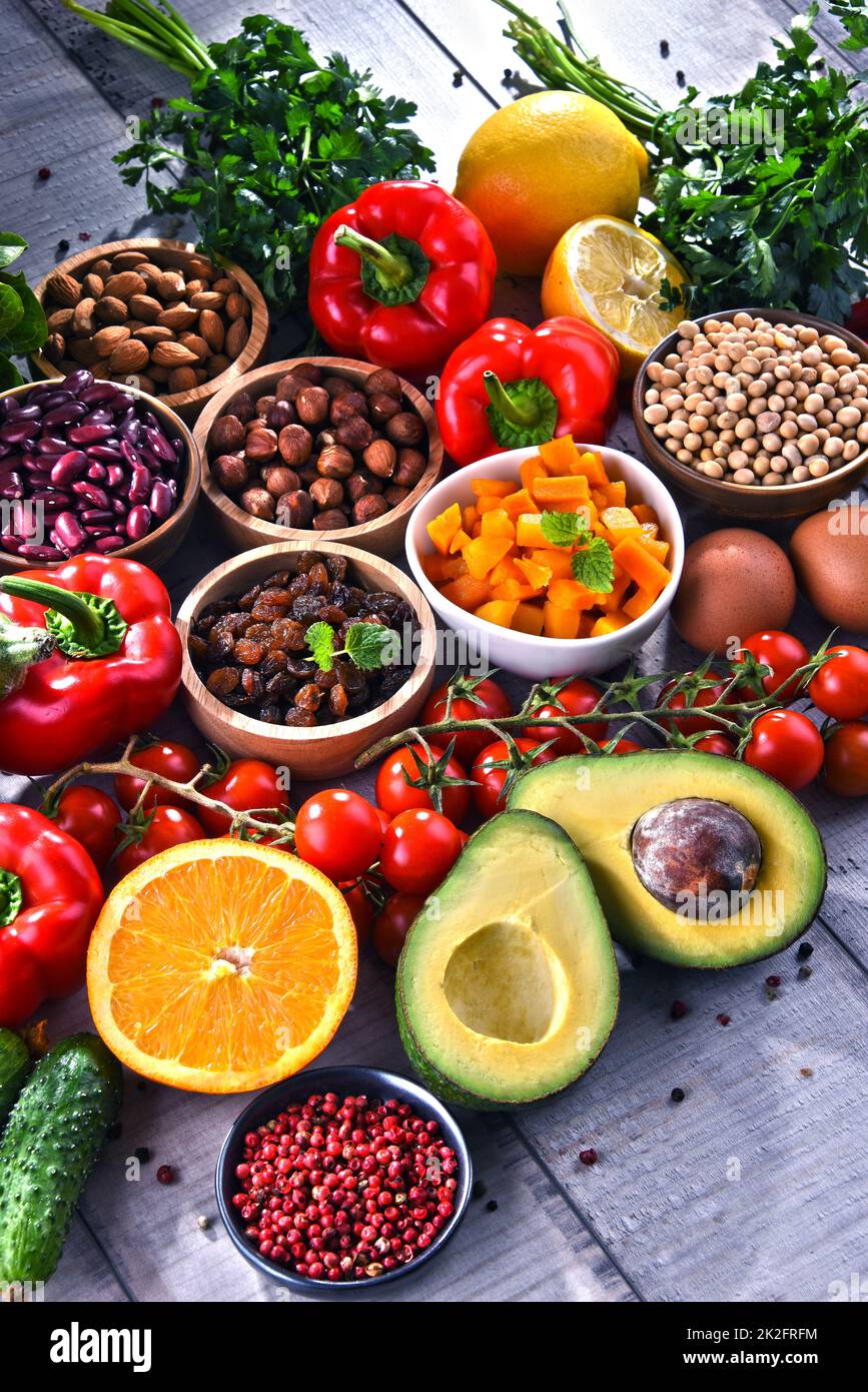 Prodotti alimentari biologici assortiti sul tavolo Foto Stock