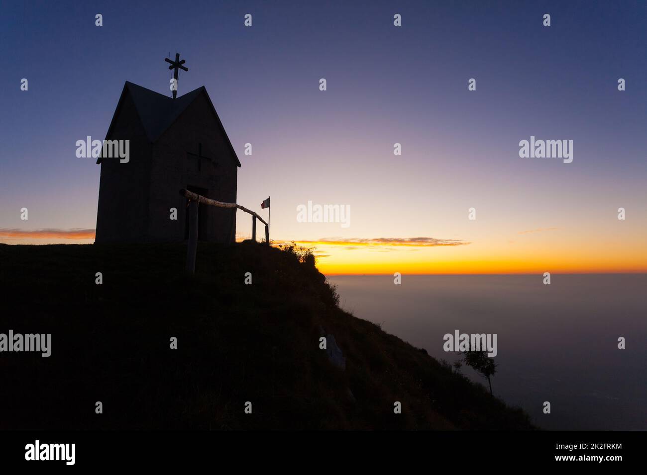 Alba alla chiesetta, Monte Grappa paesaggio, Italia Foto Stock