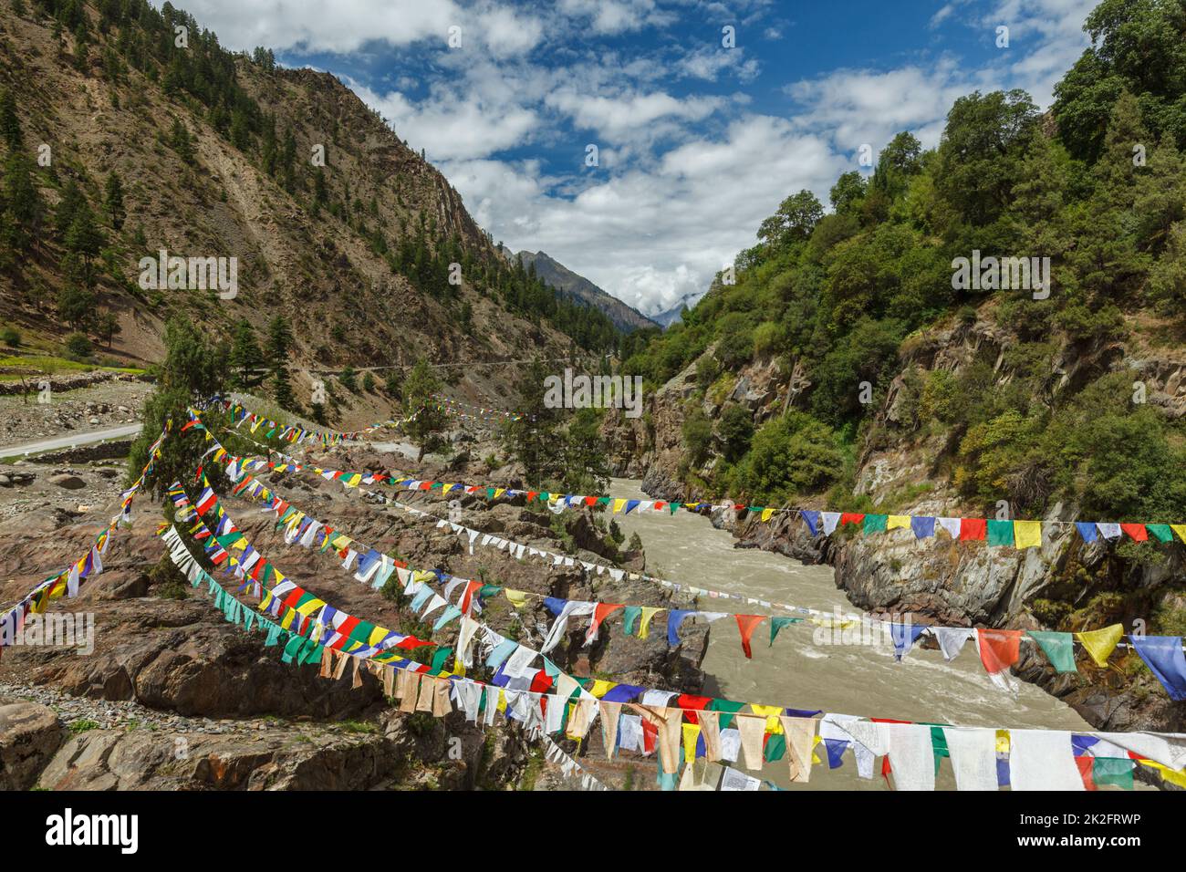 Bandiere buddiste di preghiera lungta nella valle di Lahaul sul fiume Chandra Foto Stock