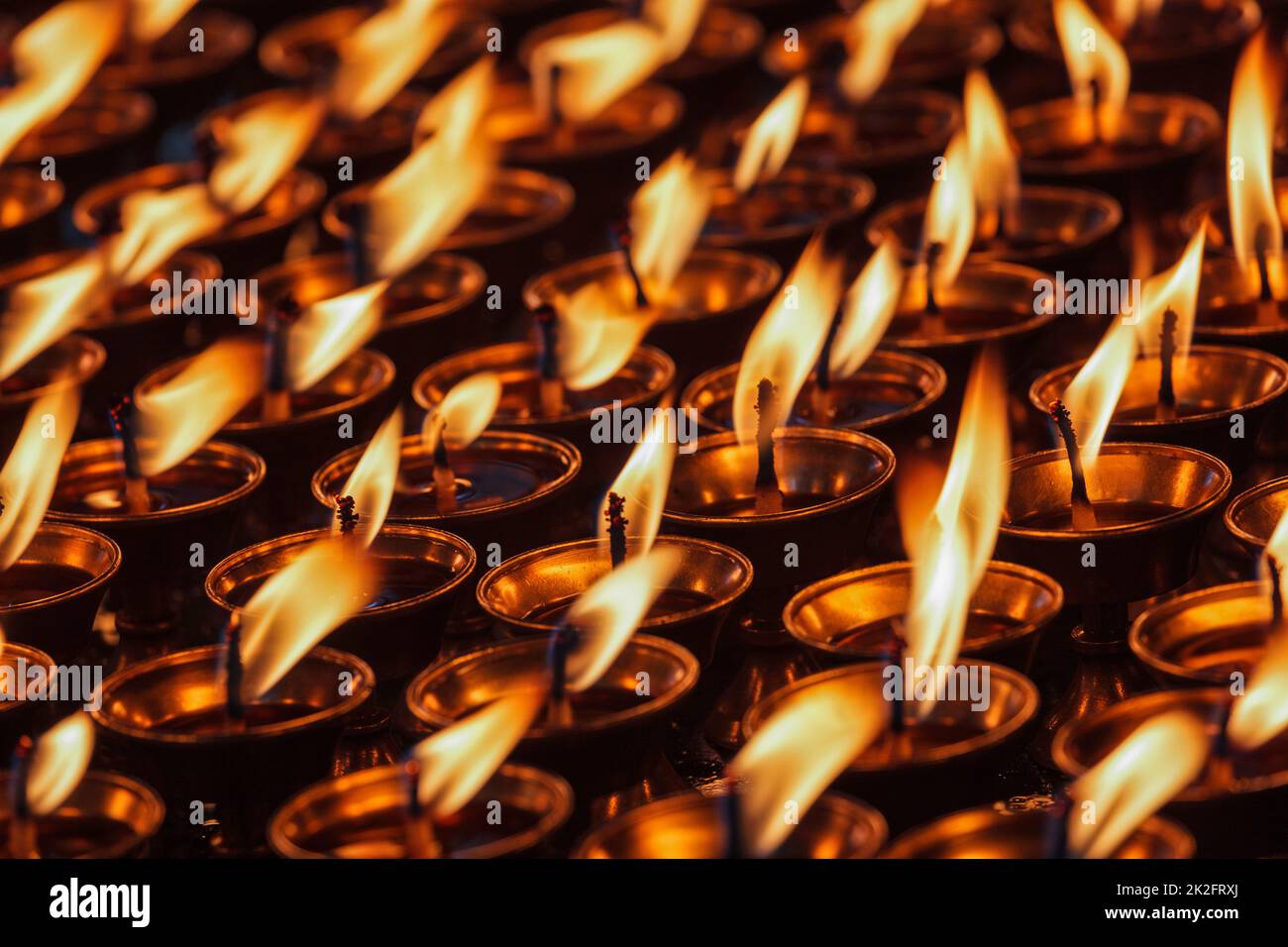 Candele accese nel tempio buddista Foto Stock