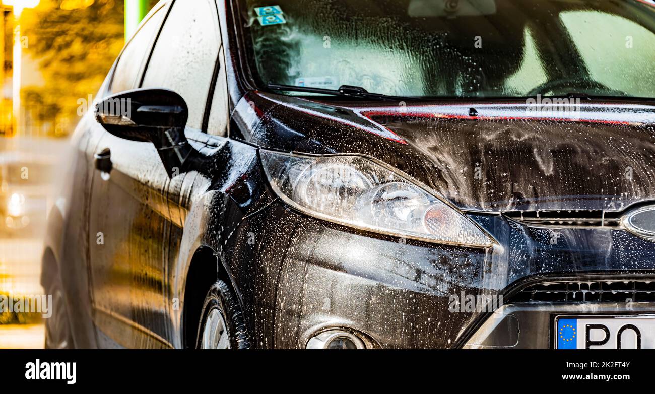Un veicolo in un autolavaggio a gettoni Foto Stock