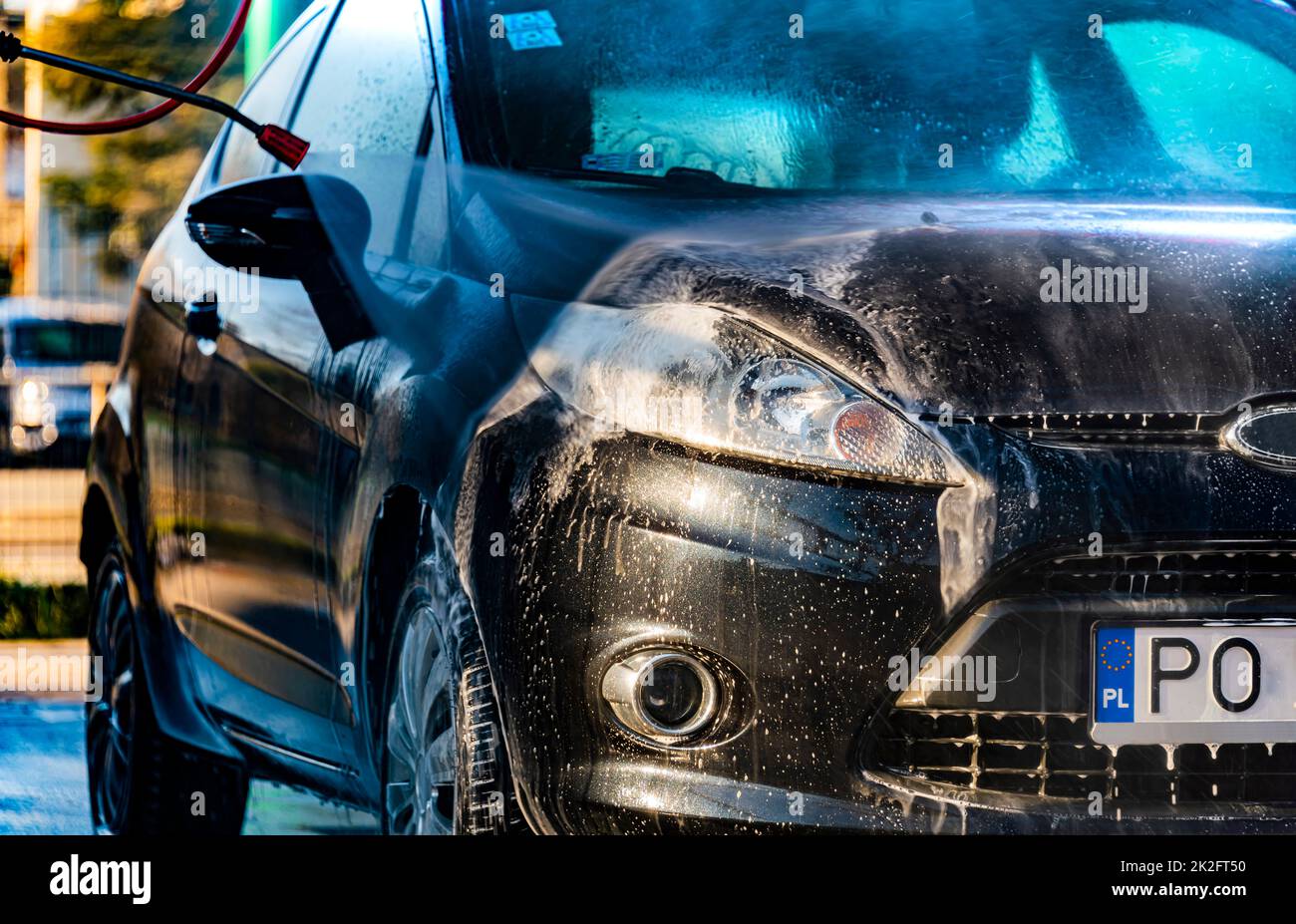 Un veicolo in un autolavaggio a gettoni Foto Stock