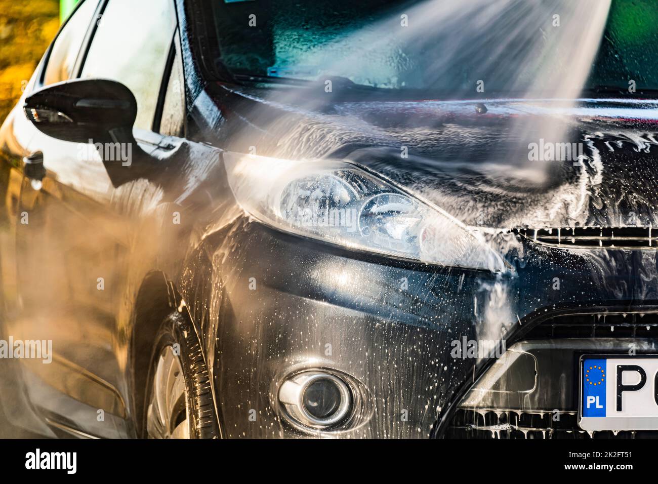 Un veicolo in un autolavaggio a gettoni Foto Stock