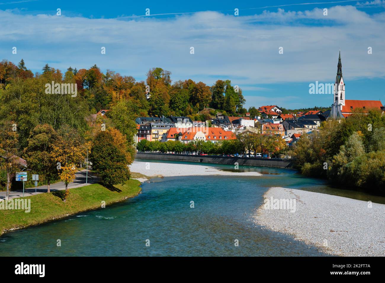 Bad Tolz - pittoresca località turistica in Baviera, Germania in autunno e fiume Isar Foto Stock
