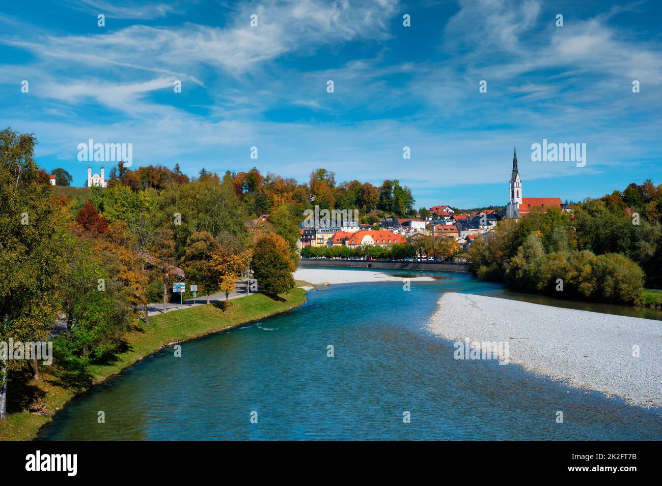 Bad Tolz - pittoresca località turistica in Baviera, Germania in autunno e fiume Isar Foto Stock
