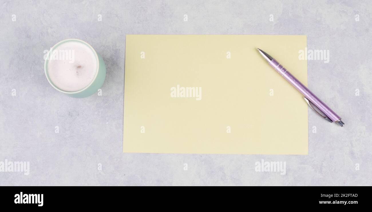 Carta vuota con una penna e una tazza di caffè, sfondo testurizzato, brainstorming per nuove idee, scrivere un messaggio, fare una pausa, ufficio a casa Foto Stock