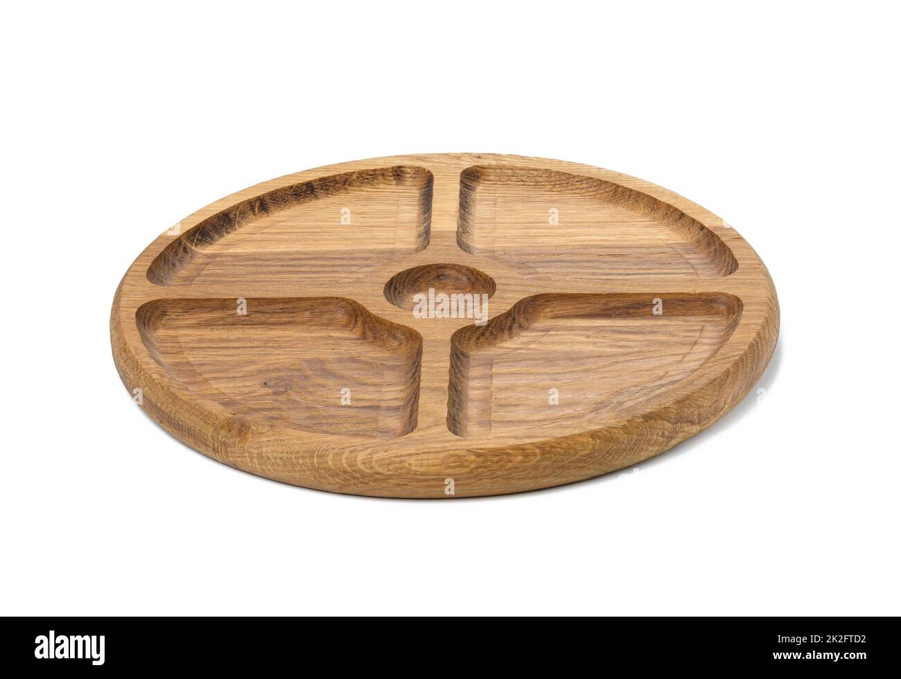 piatto di legno rotondo vuoto per servire formaggio, verdure su sfondo bianco isolato Foto Stock