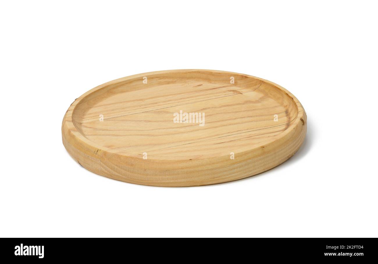 piatto di legno rotondo vuoto per servire formaggio, verdure su sfondo bianco isolato Foto Stock