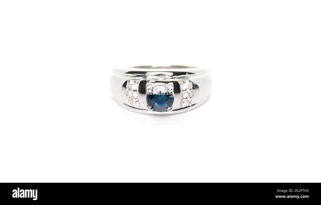 Blu zaffiro con diamanti Jewel o gemme anello su sfondo bianco con riflessione. Collezione di accessori per gemme naturali. Foto studio Foto Stock