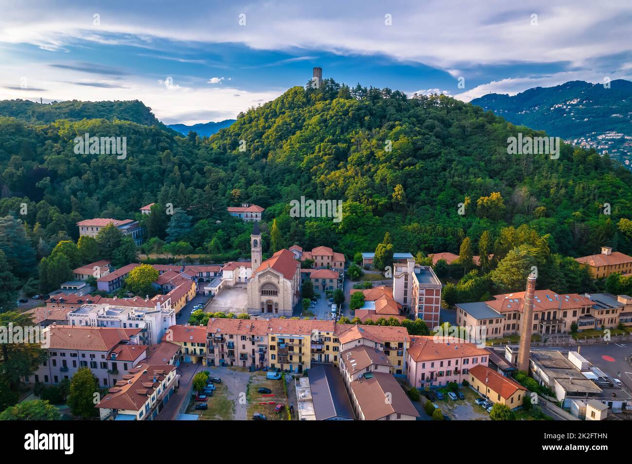 Città di Como e torre Baradello vista aerea Foto Stock