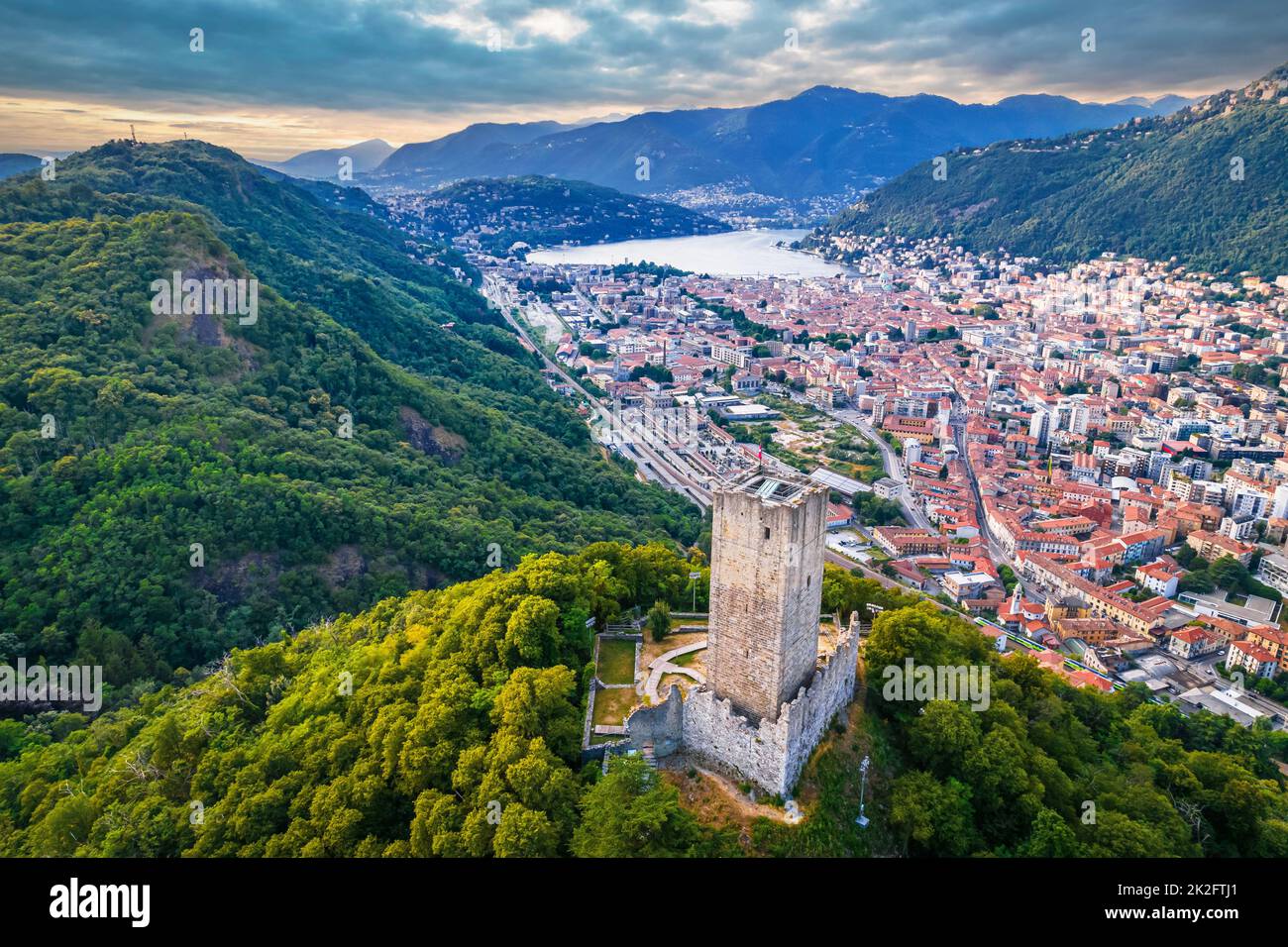 Città di Como e torre Baradello vista aerea Foto Stock