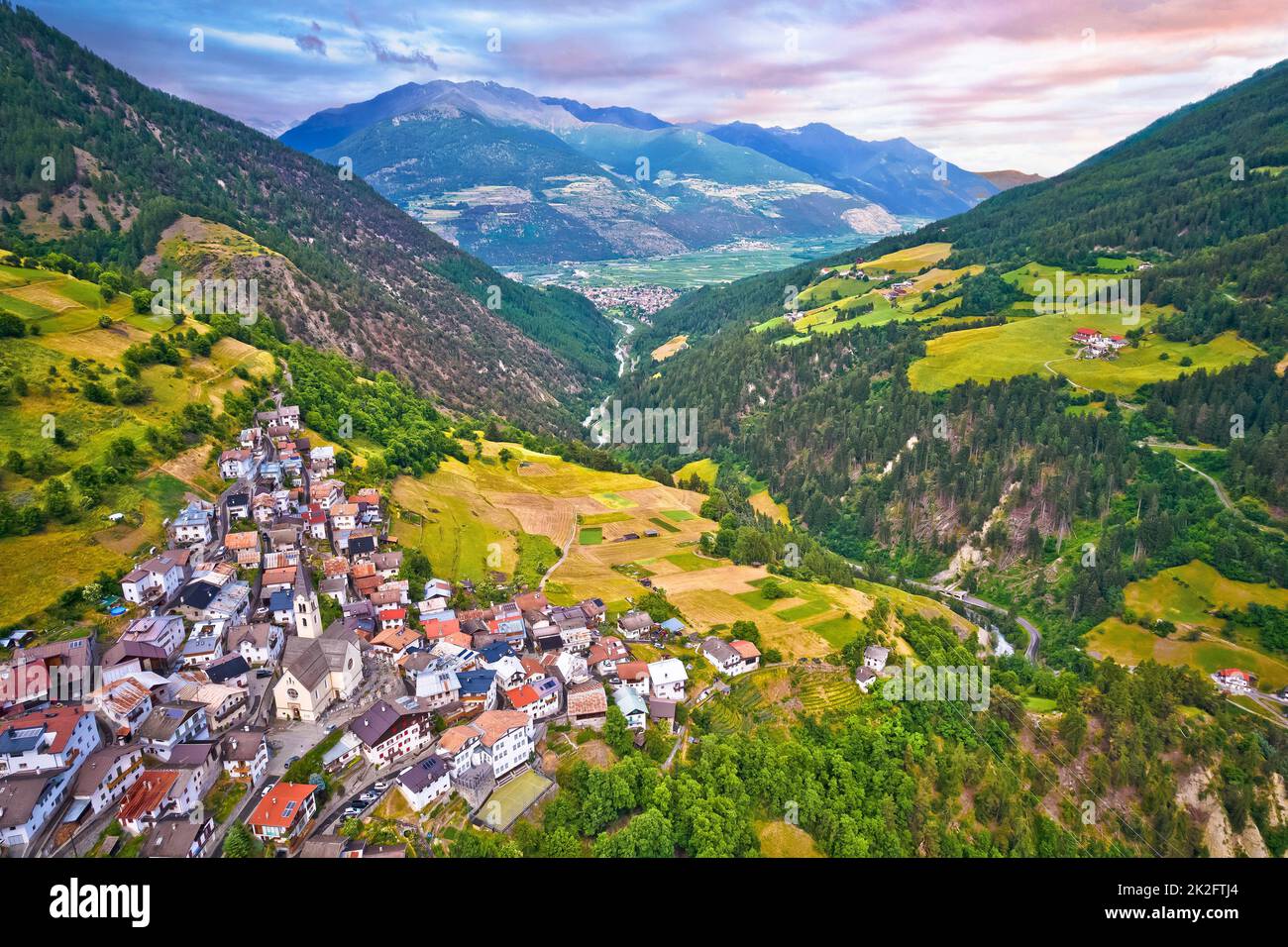 Villaggio Stelvio o Stilfs in Dolomiti paesaggio Alpi vista aerea Foto Stock