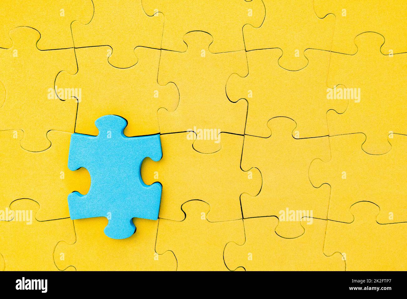 Il puzzle blu spicca dalla folla Foto Stock
