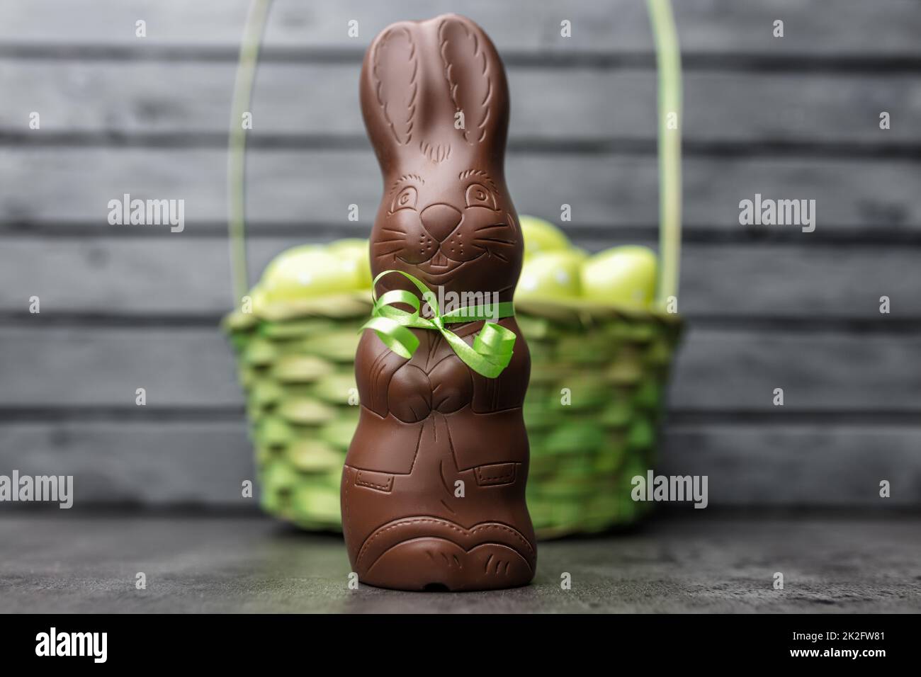 Delizioso coniglietto di cioccolato pasquale, uova e dolci Foto Stock