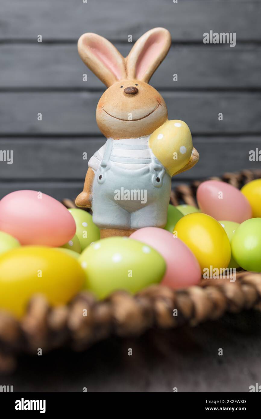 Coniglietto tradizionale di Pasqua e uova Foto Stock