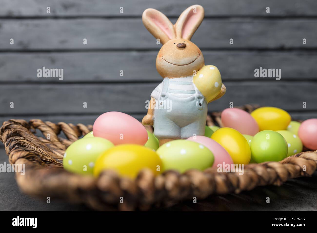Coniglietto tradizionale di Pasqua e uova Foto Stock