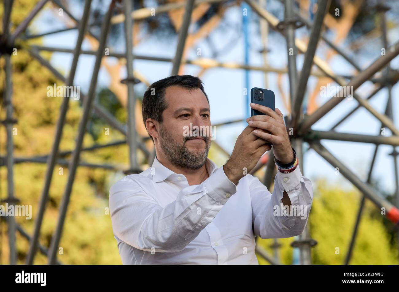 Roma, Italia. 22nd Set, 2022. Matteo Salvini visto prendere un selfie in piazza. I leader della coalizione di centro destra si sono riuniti in Piazza del Popolo a Roma per il raduno politico ìInsieme per líItaliaî, prima delle elezioni nazionali, il 25 settembre 2022. Credit: SOPA Images Limited/Alamy Live News Foto Stock