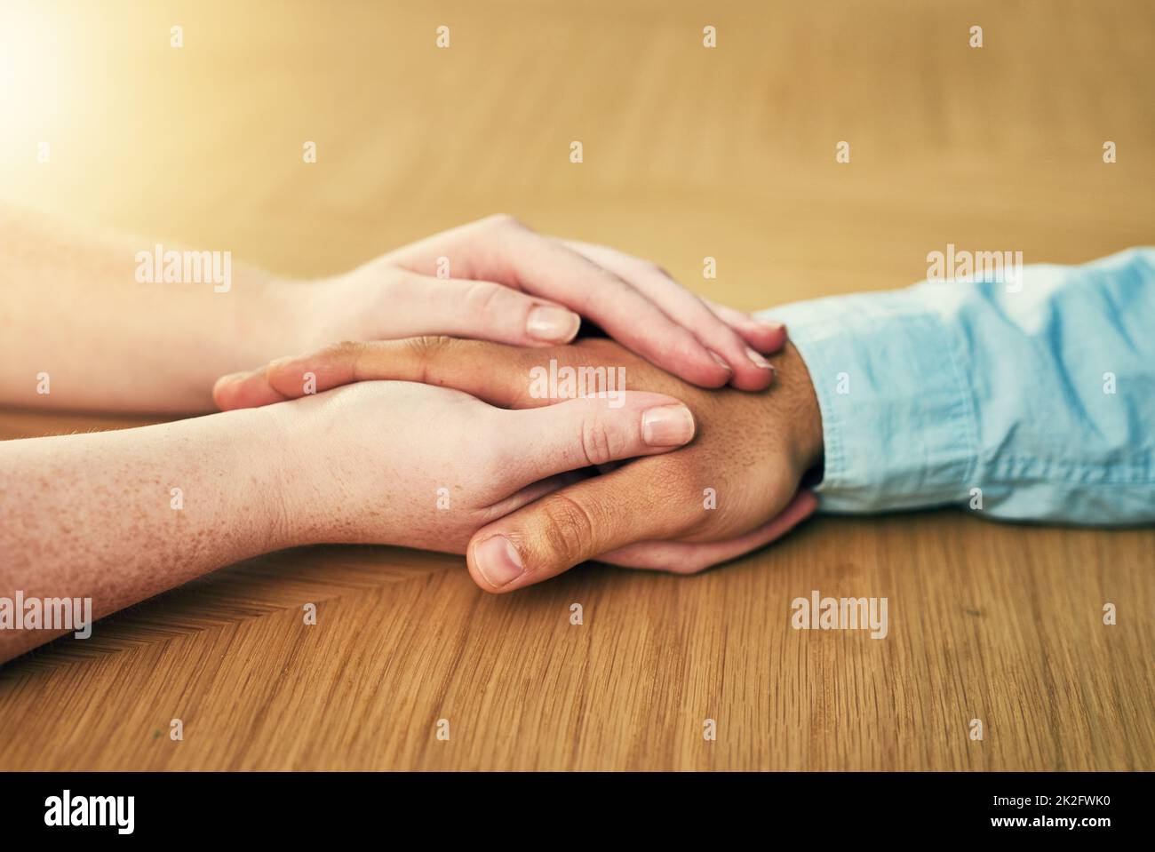 Aiuto - a volte ne abbiamo bisogno, a volte diamo. Scatto corto di un uomo e di una donna che tengono le mani comodamente su un tavolo. Foto Stock