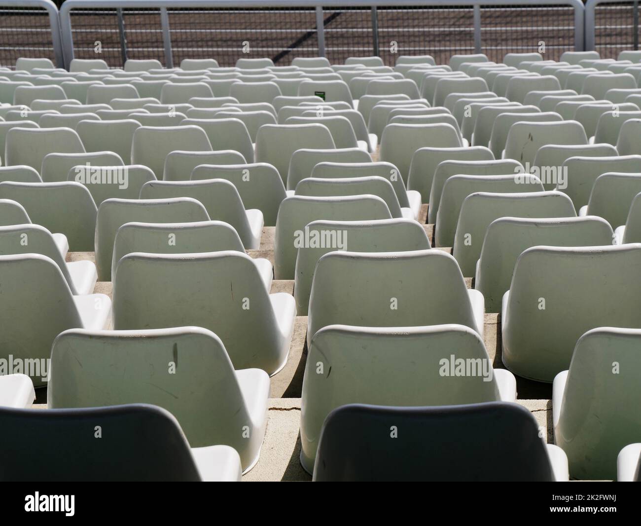 molti posti a sedere vuoti in una grande arena sportiva Foto Stock