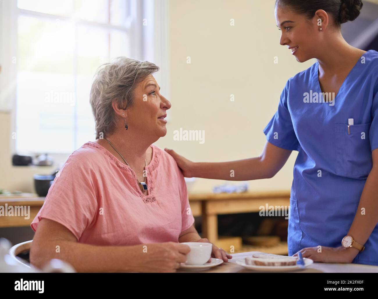 Grazie per essere sempre al mio fianco. Scatto ritagliato di un operatore sanitario con un paziente anziano in una casa di cura. Foto Stock