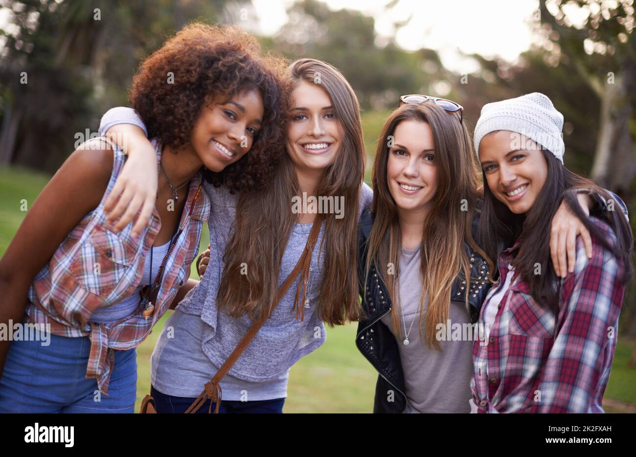 I migliori amici che si trovano nel parco. Scatto corto di un gruppo di giovani donne che si divertono all'aria aperta insieme. Foto Stock