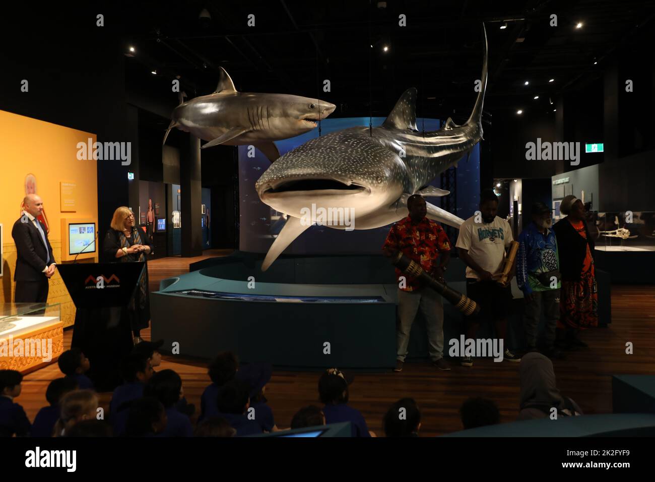 Sydney, Australia. 23rd settembre 2022. Squali, una nuova mostra di successo che aprirà il 24 settembre 2022, si terrà quest'estate al centro dell'Australian Museum (AM). Mettendo in evidenza la scienza più recente e con profonde sovrapposizioni culturali, gli squali invitano i visitatori a esplorare la diversità di questi antichi pesci. Nella foto: Tesoriere del NSW, Matt Kean MP e direttore e CEO, Australian Museum, Kim McKay AO con Obery Sambo. Credit: Richard Milnes/Alamy Live News Foto Stock