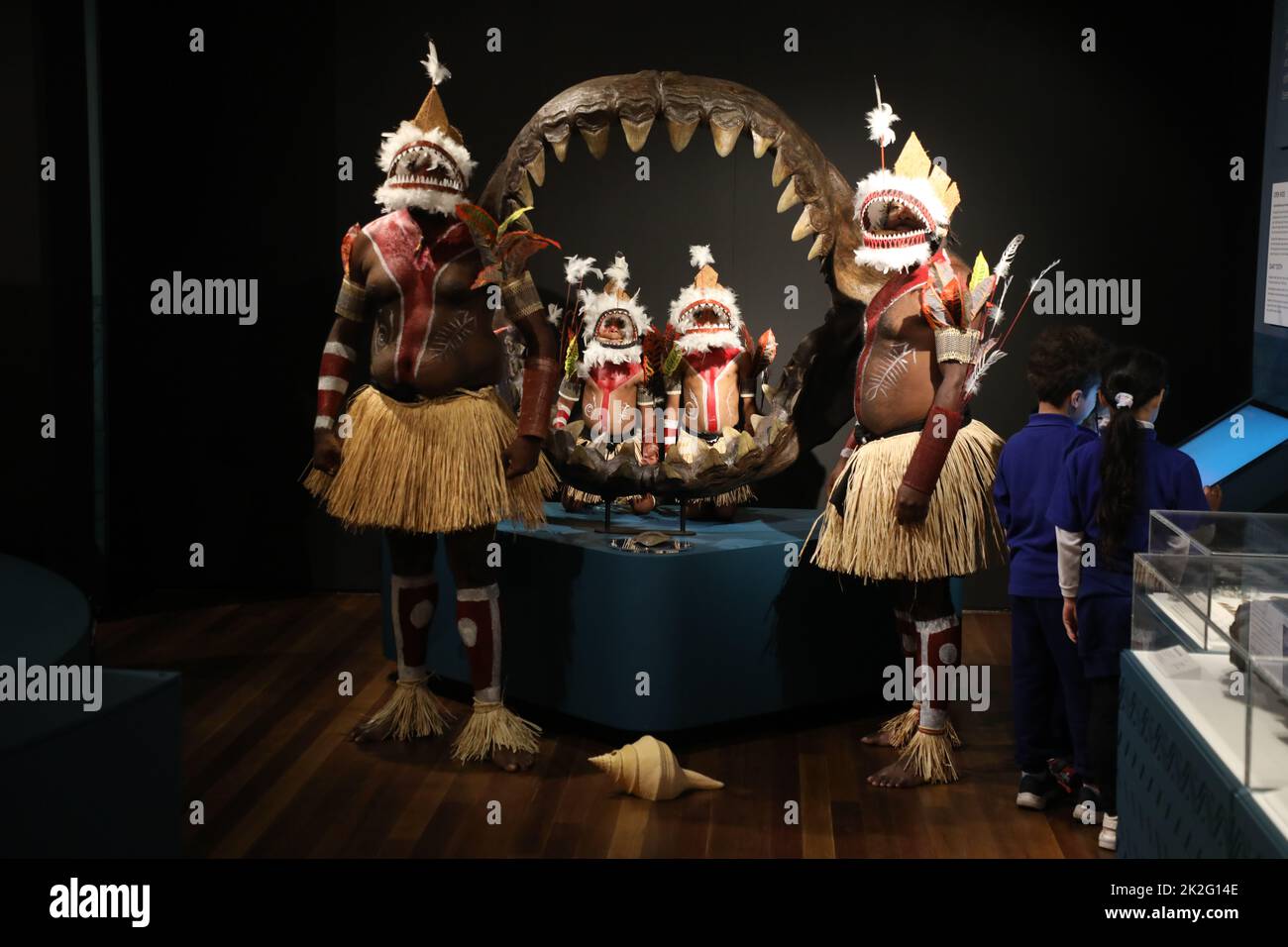 Sydney, Australia. 23rd settembre 2022. Squali, una nuova mostra di successo che aprirà il 24 settembre 2022, si terrà quest'estate al centro dell'Australian Museum (AM). Mettendo in evidenza la scienza più recente e con profonde sovrapposizioni culturali, gli squali invitano i visitatori a esplorare la diversità di questi antichi pesci. Nella foto: Il gruppo di danza Meuram Murray Island Dance Group con i costumi da ballo totem di squalo posa per una foto accanto alle mascelle di squalo. Credit: Richard Milnes/Alamy Live News Foto Stock