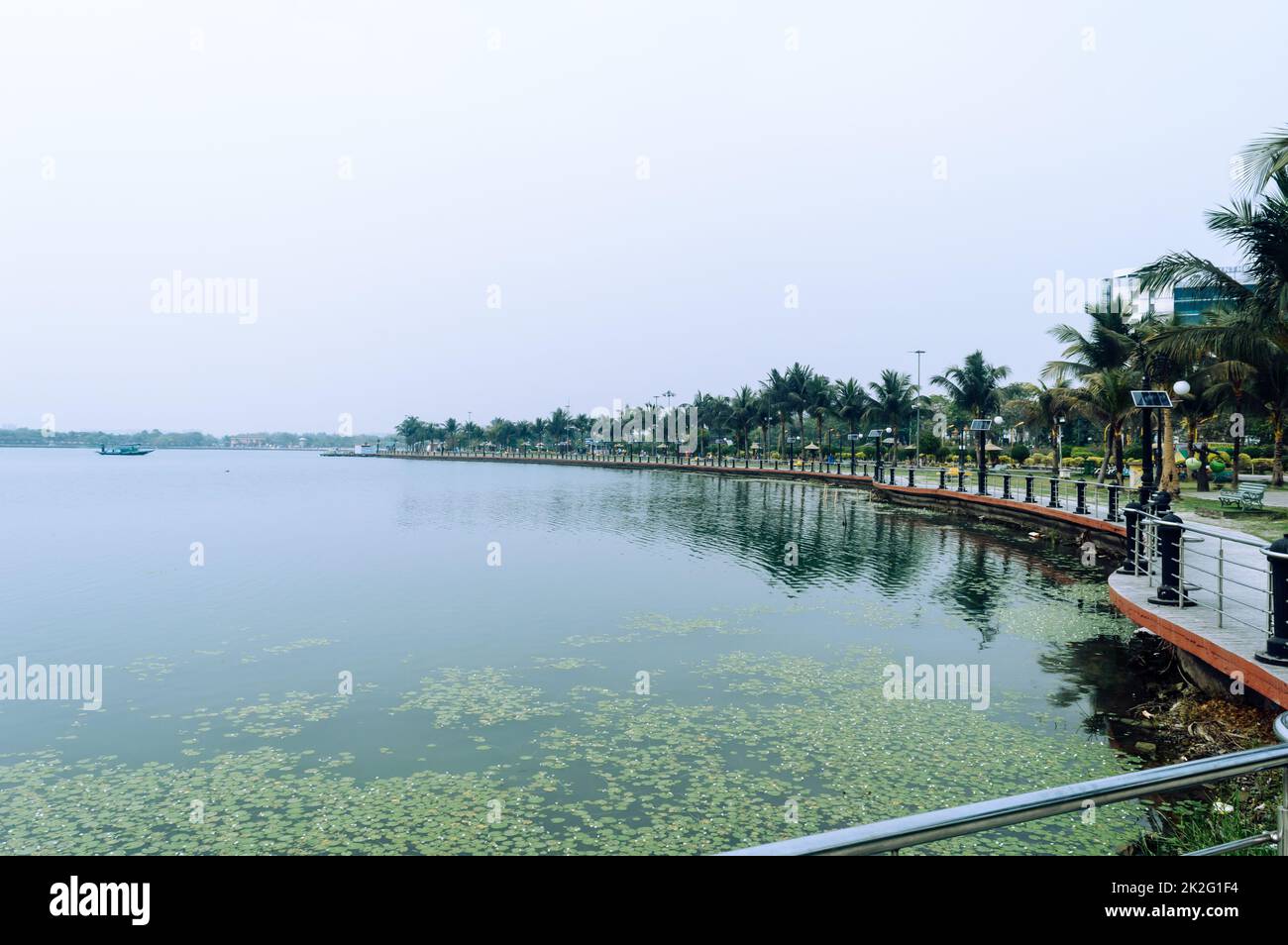 Lungolago Promenade Vista panoramica lungo il lago all'interno del parco ecologico di Kolkata India Asia meridionale Foto Stock