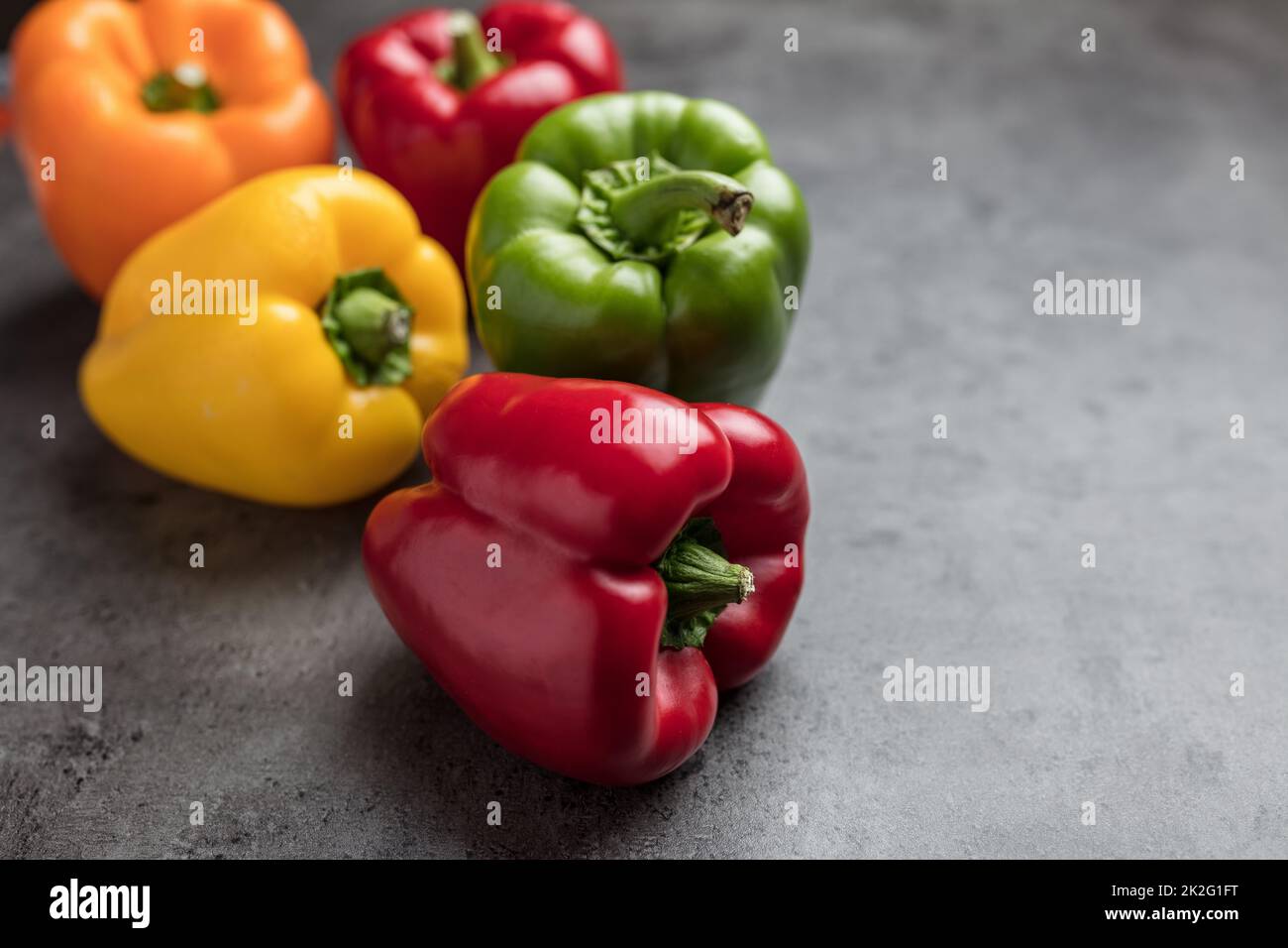 Peperoni colorati appena raccolti Foto Stock