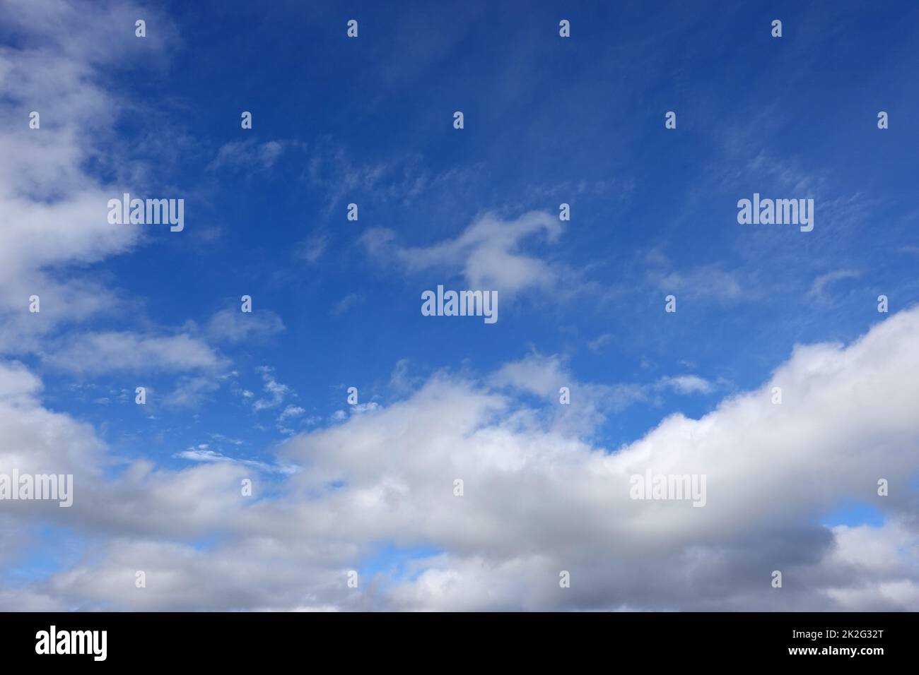 Lockere Wolken am Blauen Himmel Foto Stock