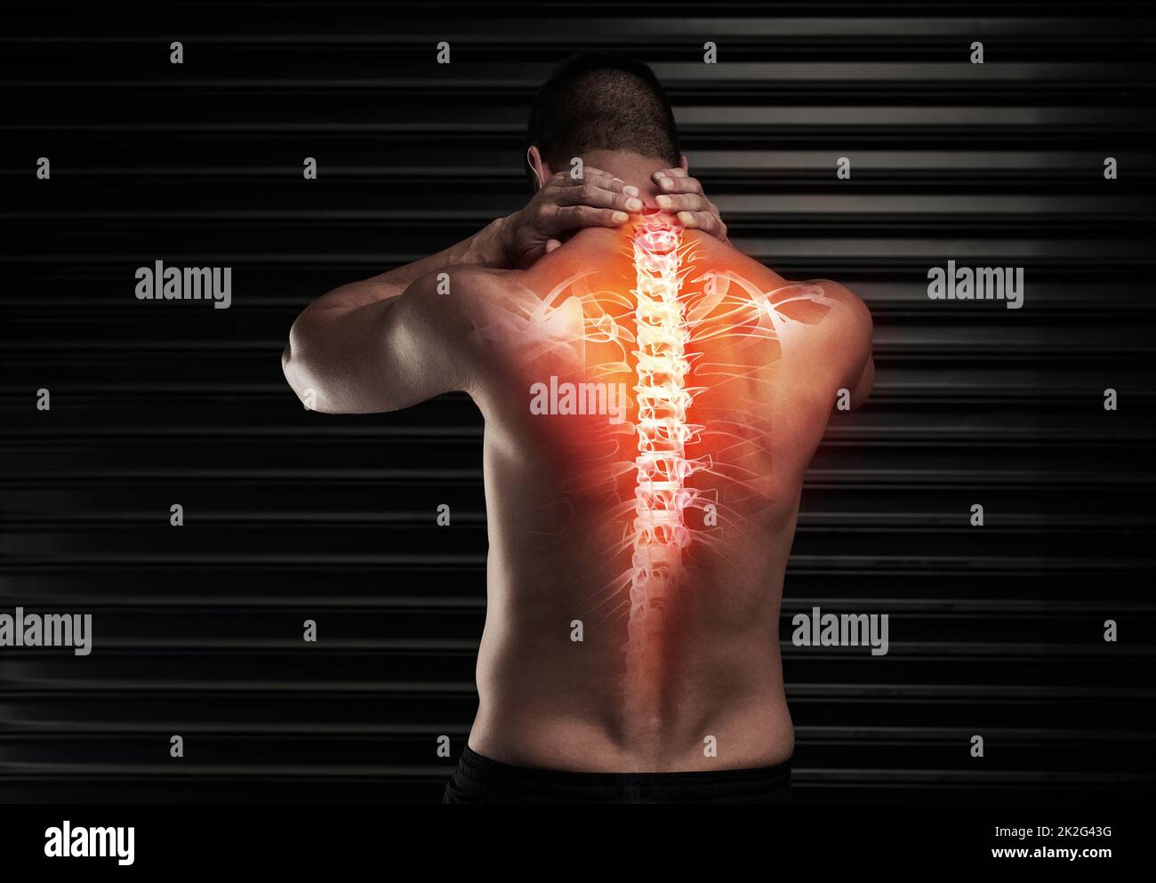 La schiena è un po' fuori dal genere. Scatto retroripiano di un giovane atletico che soffre di un danno alla schiena in studio. Foto Stock
