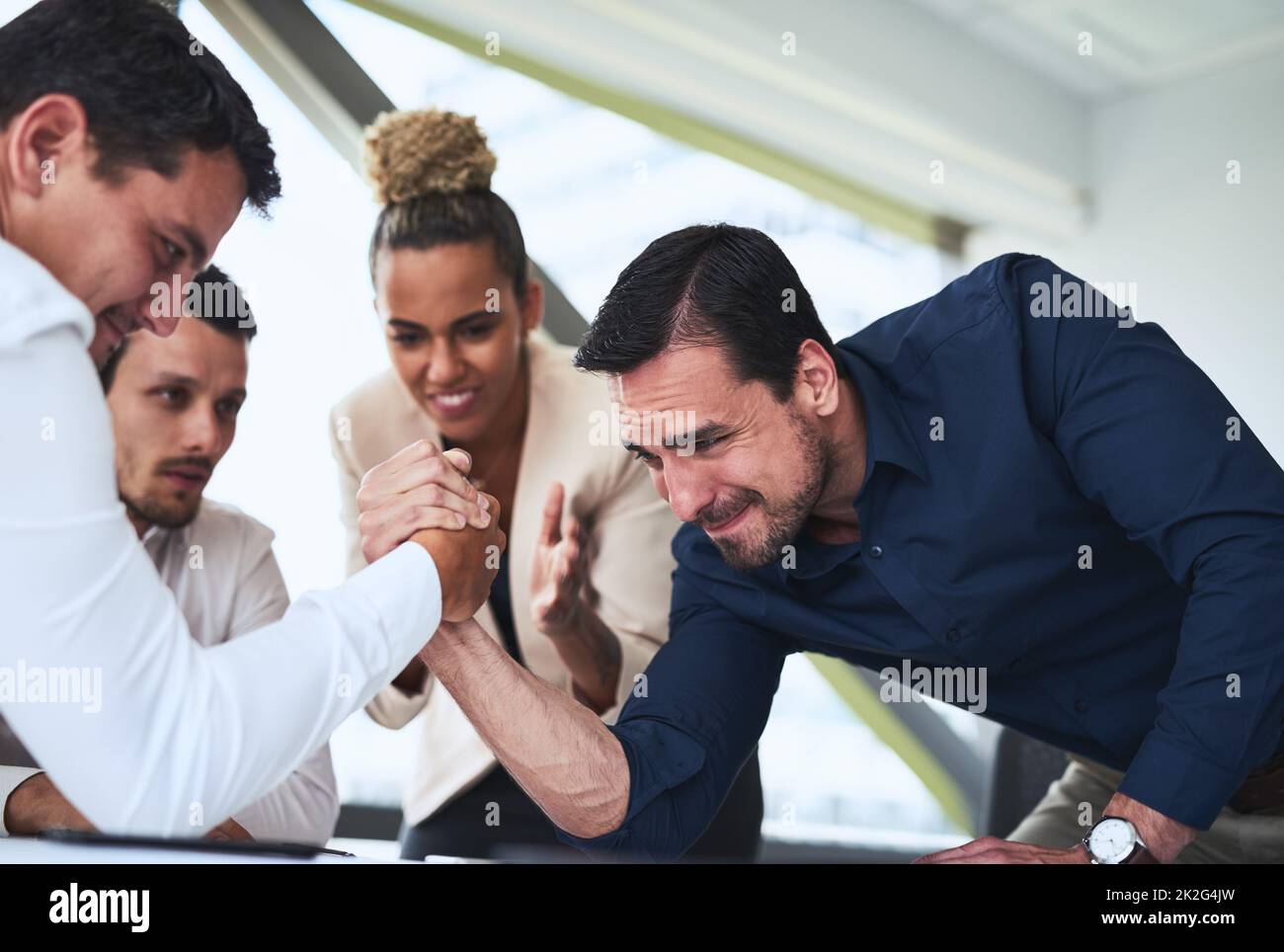 Non mi arrendo così facilmente. Colpo di due uomini d'affari braccio wrestling in un ufficio. Foto Stock