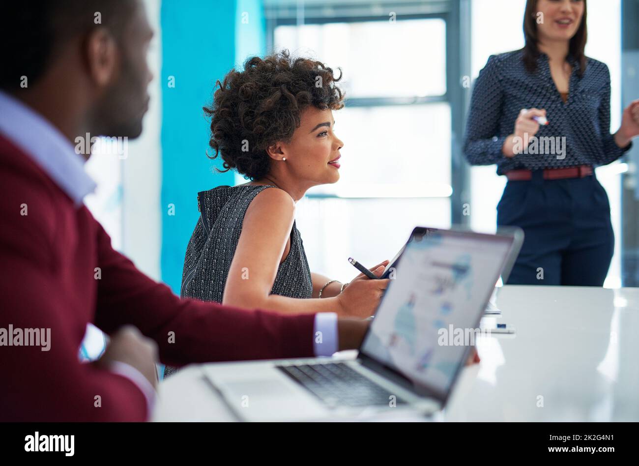 La business unit strategica al lavoro. Scatto corto di una giovane donna d'affari che dà una presentazione nella sala riunioni. Foto Stock