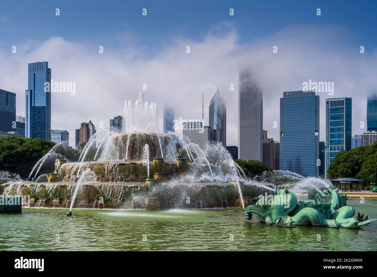 Buckingham Fountain con lo skyline della città sullo sfondo, Chicago, Illinois, USA Foto Stock